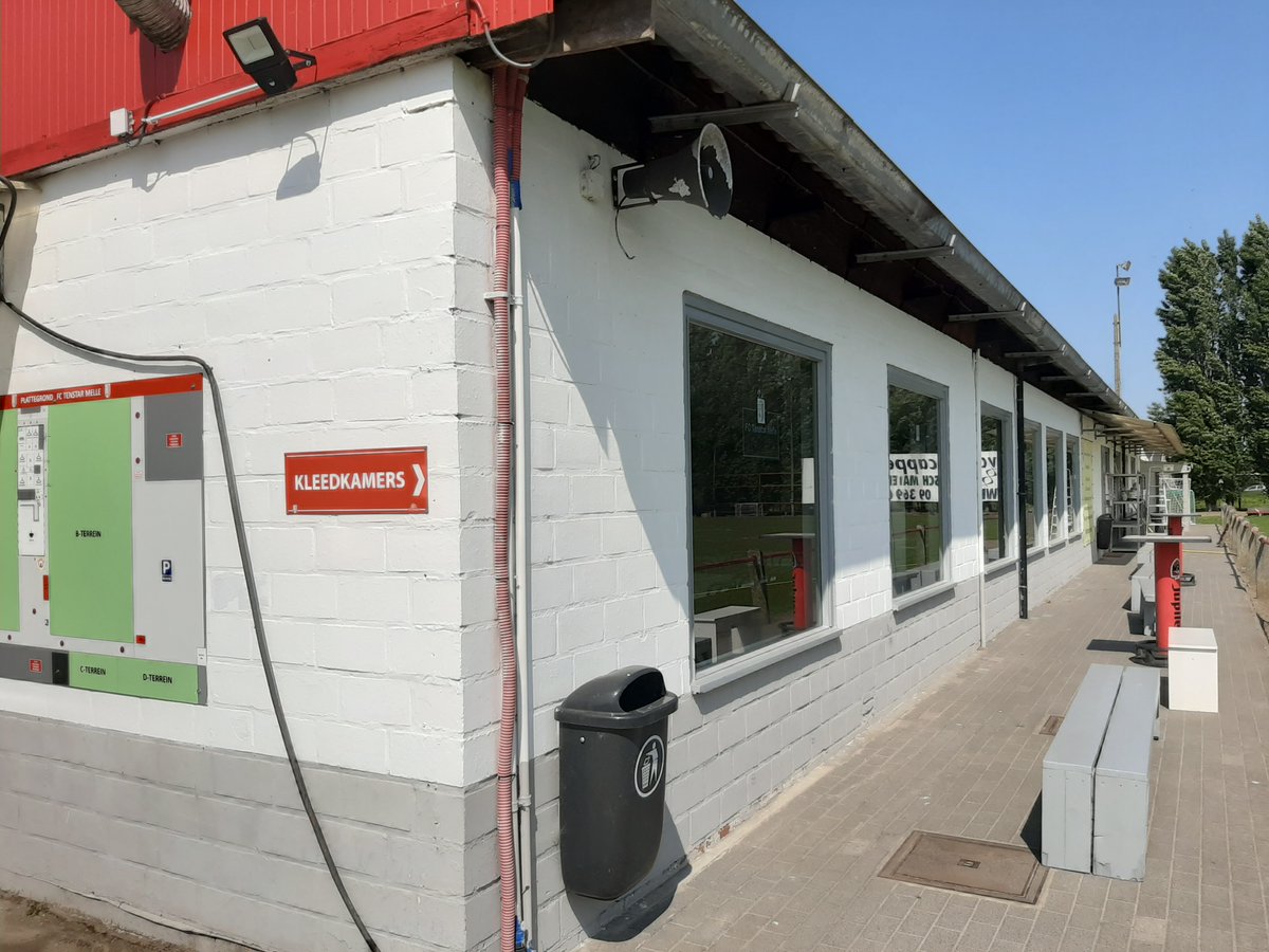FC_TenstarMelle's tweet photo. Ons #klusteam heeft de handen uit de mouwen gestoken
- Kantine en dug-outs geschilderd
- ballenvanger en afscheiding hersteld
Bedankt!ππ
#Toppers #OpNaarVolgendSeizoen #GepasteAfstand https://t.co/L4LW32hSBg