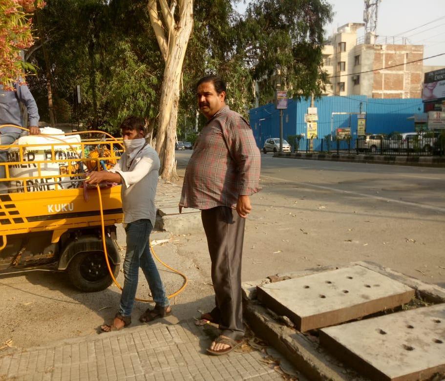 MANISHTANDON1's tweet photo. पीतमपुरा में MCD कर्मचारियों के साथ स्प्रे मशीन के माध्यम से Sodium Hypochloride का छिड़काव करवाया गया.... पीतमपुरा जीतेगा , कोरोना हारेगा....9-5-2020 #Sanitise #Lockdown #IndiaFightsCorona #MCDworking #NorthMCD #Coronafighters #कोरोनावायरस #COVID19 #कोरोना_वायरस  #सेनिटाइजेशन https://t.co/eRFTt0IqYz