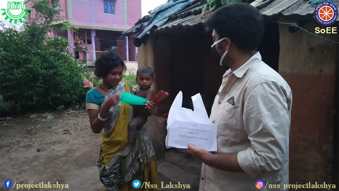 Nss_Lakshya's tweet photo. The members of NSS SOEE have taken initiative to help the poor people by distributiong food packets and face masks among the people of Padmapur in Keonjhar and Tangibanta.Along with these,soaps were also given for hygiene purposes.People were happy to receive food and face masks. https://t.co/cLPpPkXfSc