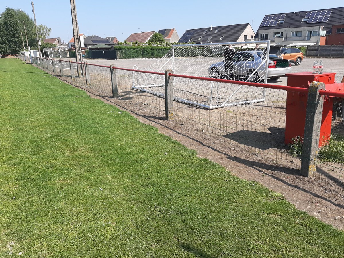 FC_TenstarMelle's tweet photo. Ons #klusteam heeft de handen uit de mouwen gestoken
- Kantine en dug-outs geschilderd
- ballenvanger en afscheiding hersteld
Bedankt!ππ
#Toppers #OpNaarVolgendSeizoen #GepasteAfstand https://t.co/L4LW32hSBg