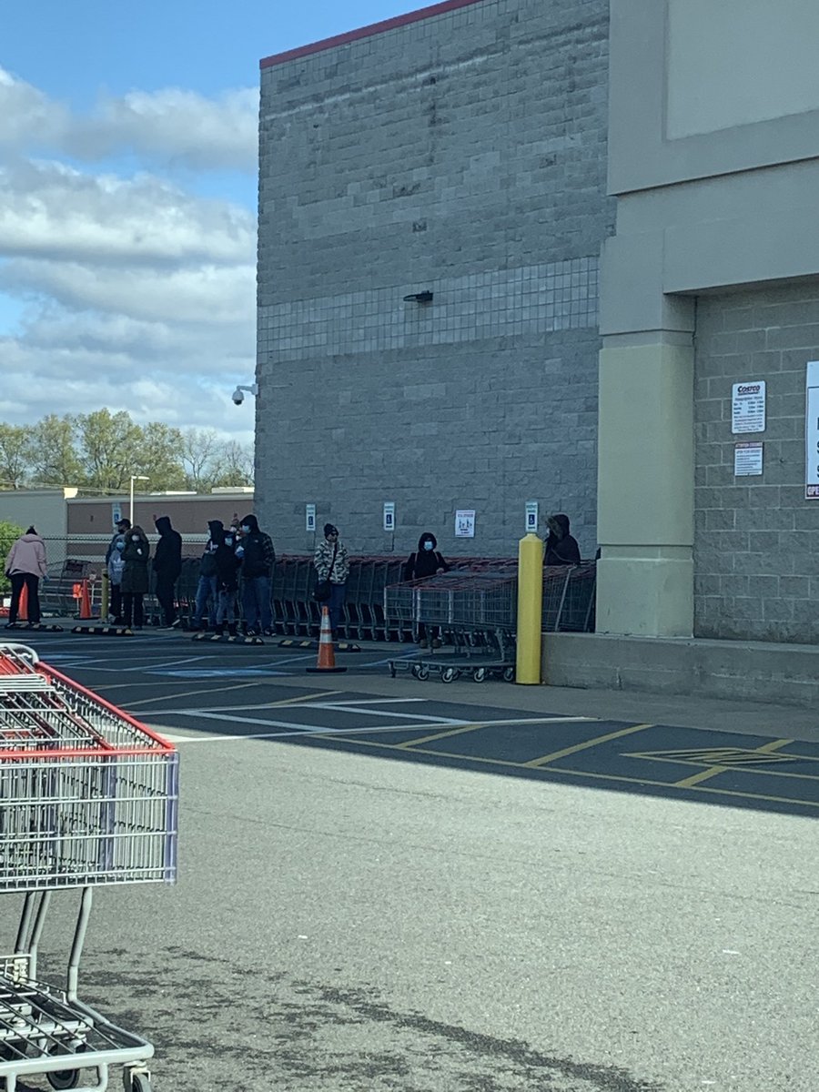 tunida72's tweet image. Instacart guys shopping while lesser mortals standing outside ⁦@KirklandJones⁩ ⁦@GovMurphy⁩ ⁦@NewJerseyOAG⁩ ⁦@NJ_Consumer⁩