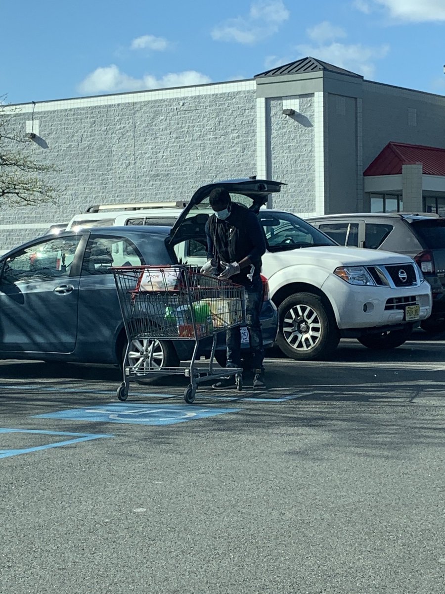tunida72's tweet image. Instacart guys shopping while lesser mortals standing outside ⁦@KirklandJones⁩ ⁦@GovMurphy⁩ ⁦@NewJerseyOAG⁩ ⁦@NJ_Consumer⁩
