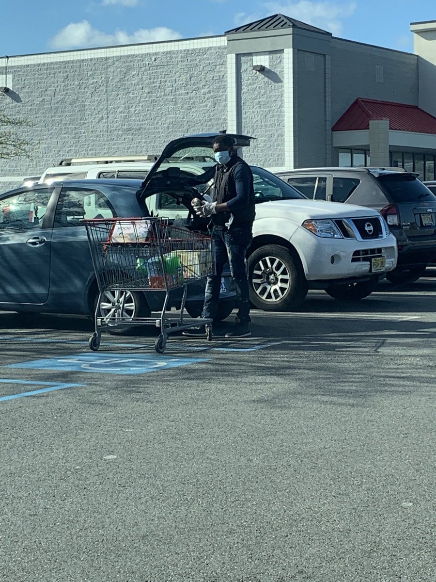 tunida72's tweet image. Instacart guys shopping while lesser mortals standing outside ⁦@KirklandJones⁩ ⁦@GovMurphy⁩ ⁦@NewJerseyOAG⁩ ⁦@NJ_Consumer⁩