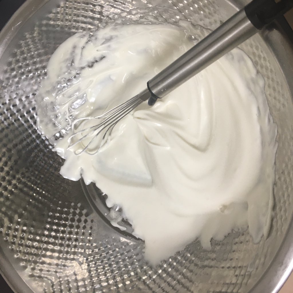 손머랭 성공 머랭도 구웠는데 모양이 안이뻐서,...,,,,