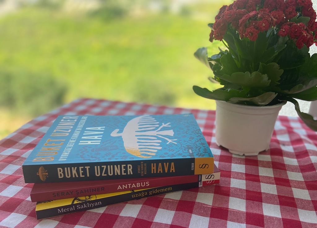 Mayıs ayı küratörümüz sevgili <a href="/BuketUzuner/">Buket Uzuner</a>'in seçtiği "Hava", "Antabus" ve "Uzağa Gidemem" kitaplarını bu ay boyunca okuyacağız. 🍀