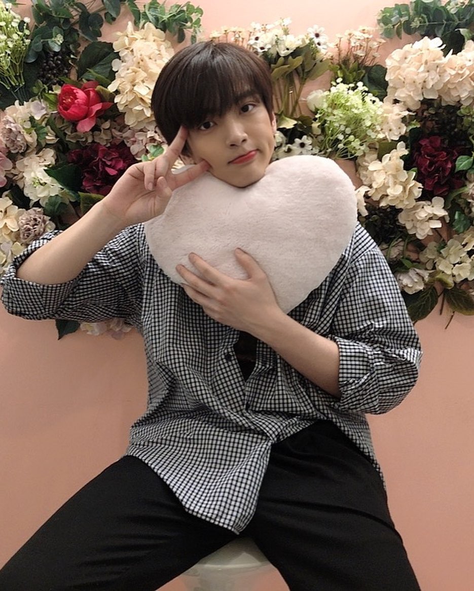 uhmericano's tweet photo. jaehyun ig update
#김재현 #엔플라잉
eng° room introduction end🚪
#NFlying #KimJaehyun #Room #Introduction #End #RoomIntroductionChallenge #MadeBy #Jaehyunnie #NextIs #YooHweseung #Please #Introduce #YourRoom
so it's a challenge? and he nominated hweseung...? https://t.co/VcHq6rmas3