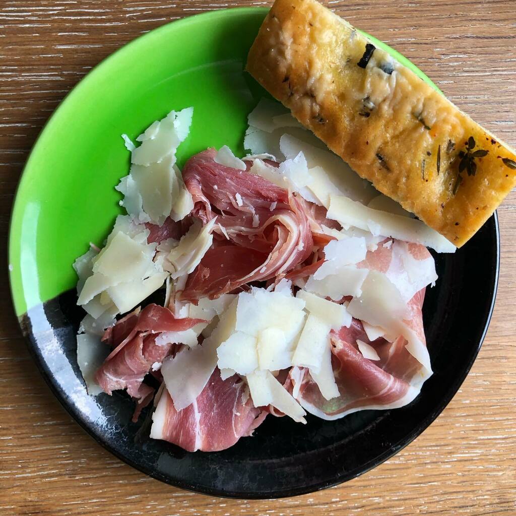 gillespudlowski's tweet image. Assiette de charcuterie de la #maisonmontallet, #foccacia maison #labrigadedeschefs #lechristine #remipoulain @lesfousdelile @steven_rouquier @lecolvertbistrot @anthonylimery  #delicious #delicioso #yummy #foodpics #foodstagram #instagood #foodforthought… instagr.am/p/B_94ulaoSMZ/