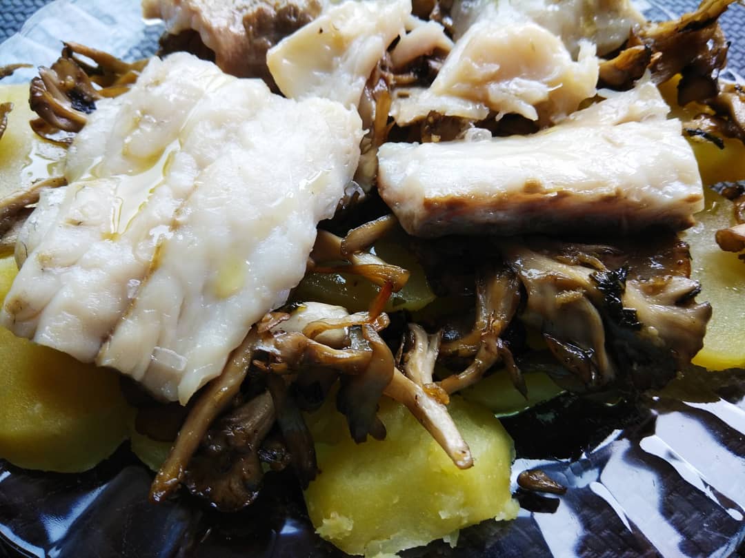 AlexDeulo's tweet photo. Corball a la sal amb llit de patata i gírgola de castaner saltejada amb all i julivert. Tremendo! Recepta del corball del programa #cuines #tv3 @madxef . Peix fresc de @puignau_  i bolets de @boletbenfetmerce #lacuinadeladandra #boletbenfet #peixfresc #corball #maitake #puignau https://t.co/HkPWRAmhJq