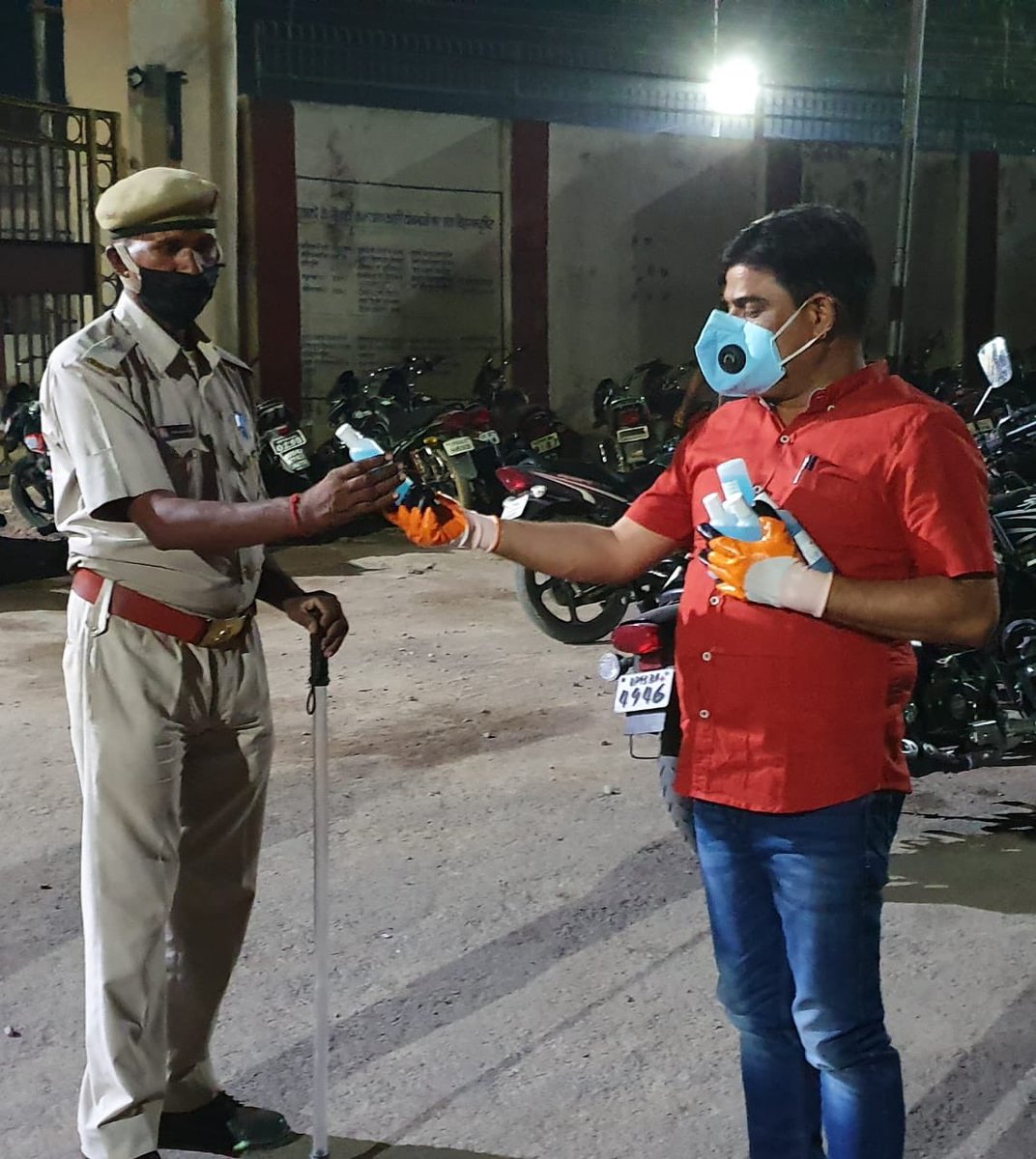 Recognising the tough duties of our forces by sharing sanitizer etc at Jhansi Mandi <a href="/MrityunjayUP/">Mrityunjay Kumar</a> <a href="/sanjaychapps1/">Sanjay Prasad</a> <a href="/ShishirGoUP/">Shishir🇮🇳</a>