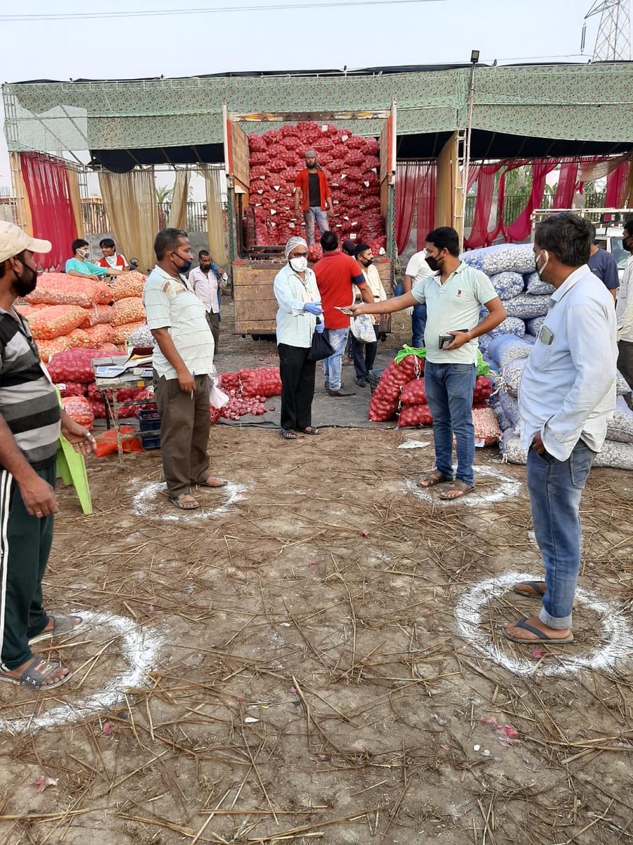 Safe Distancing at temporary Mandi Saharanpur @kisansewakendra <a href="/ChiefSecyUP/">S.P. Goyal, Chief Secretary, GoUP</a> <a href="/InfoDeptUP/">Information and Public Relations Department, UP</a>
