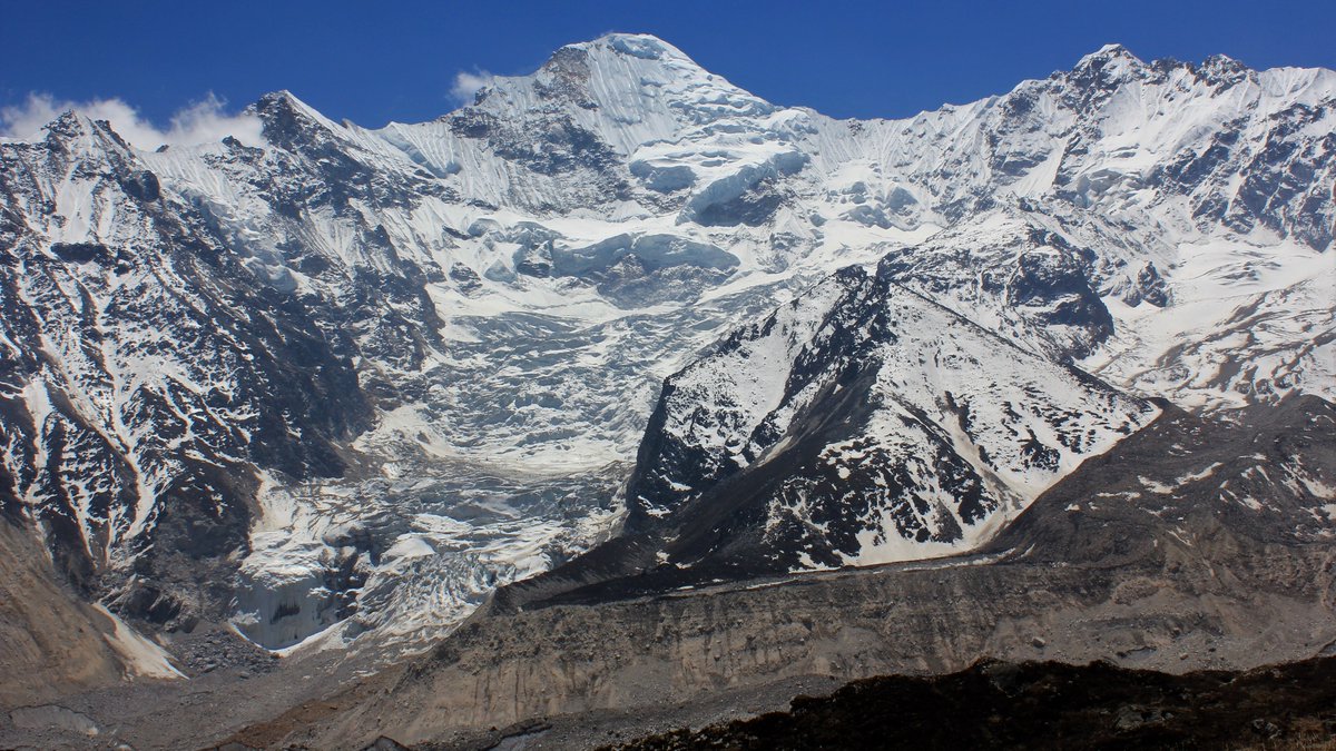 アルパインツアー 世界の山旅に出かけよう 本日紹介する山 はシムヴー 6 812m です 過去の5月上旬に撮影 インドのシッキム州 訪れる人もとても稀なゼム氷河から望む シッキム州の名峰のひとつです 一時期 世界で最も美しい山とされたシニオルチュー アルパインツアー 世界の山旅に出かけよう 本日紹介する山 はシムヴー 6 812m です 過去の5月上旬に撮影 インドのシッキム州 訪れる人もとても稀なゼム氷河から望む シッキム州の名峰のひとつです 一時期 世界で最も美しい山とされたシニオルチュー