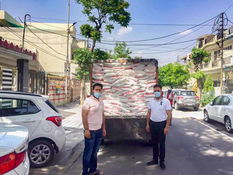 vikassoni1980's tweet photo. Distributed eatable items and packs of juices for almost 300 families of Amritsar central constituency. https://t.co/JCl2X9IvG9
