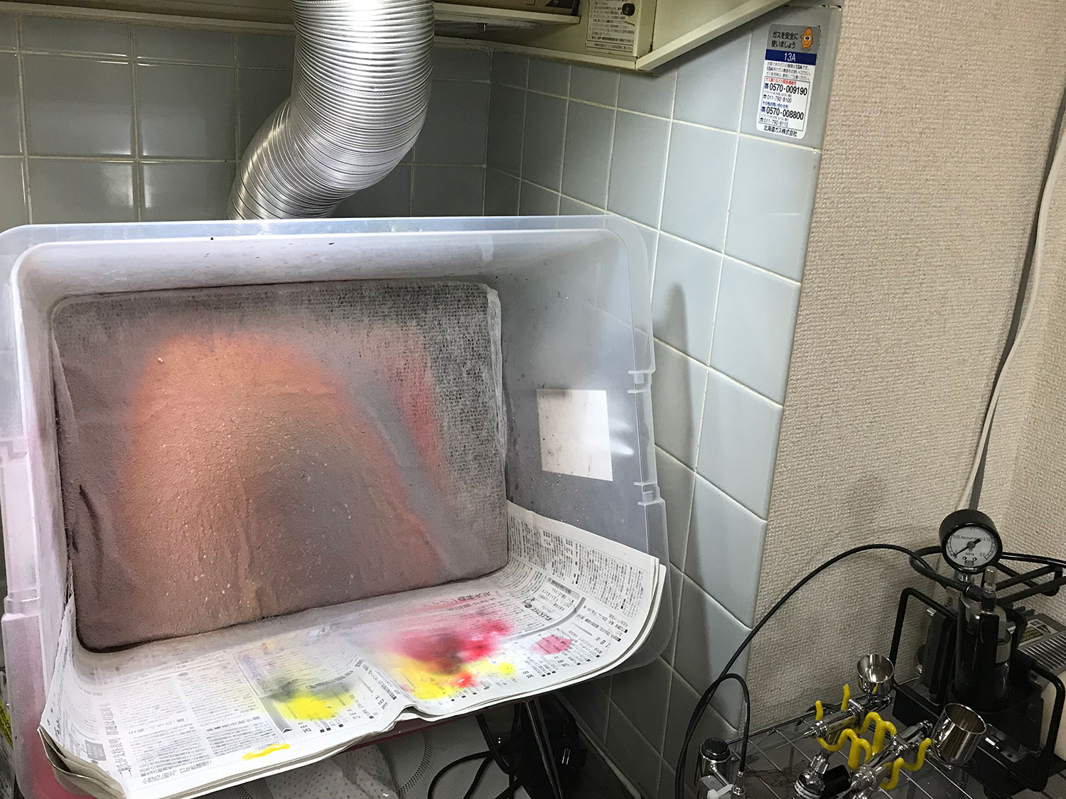 Gsr公式アカウント 塗装ブースは 衣装ケースの裏に換気扇を取り付けた自作品です 結構大きめの換気扇 を使っているのと レンジフードの換気扇も同時に回すので 良く吸います フィルターは 手前にレンジフードフィルター その後ろに猫の爪とぎを使っ