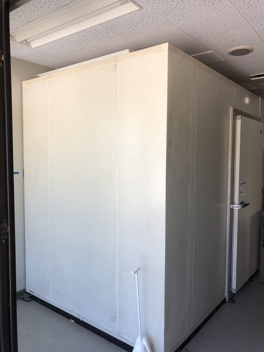 103bakushu's tweet photo. 一坪冷蔵庫を木で囲って、新工場のタップルームへ…
下地に使った合板は、西日本豪雨で被災して水に浸かって使えなくなったもの…
下地に使うから問題無し…
#リフォーム
#日曜大工
#タップルーム https://t.co/yAIDgmUtL8