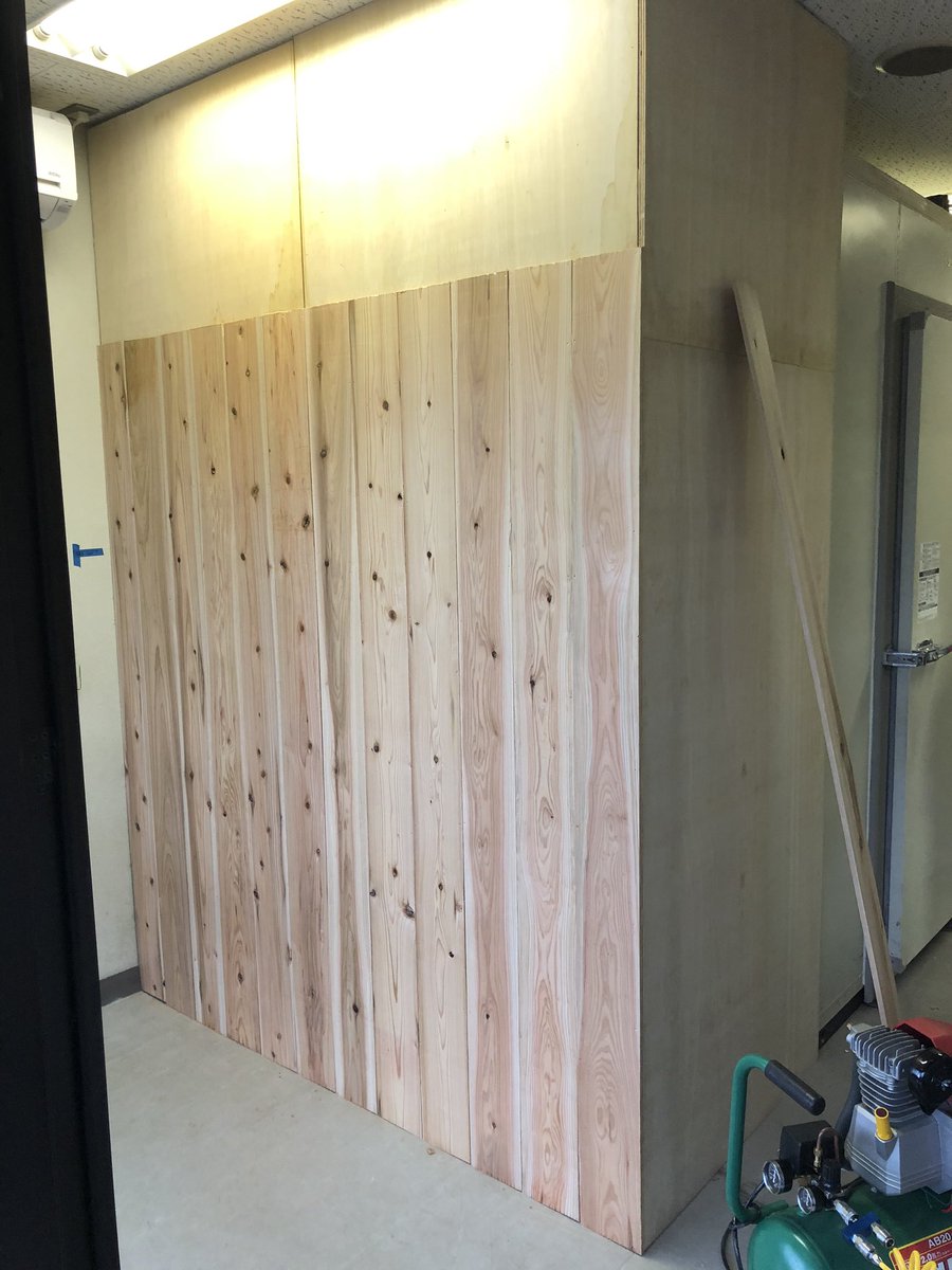 103bakushu's tweet photo. 一坪冷蔵庫を木で囲って、新工場のタップルームへ…
下地に使った合板は、西日本豪雨で被災して水に浸かって使えなくなったもの…
下地に使うから問題無し…
#リフォーム
#日曜大工
#タップルーム https://t.co/yAIDgmUtL8