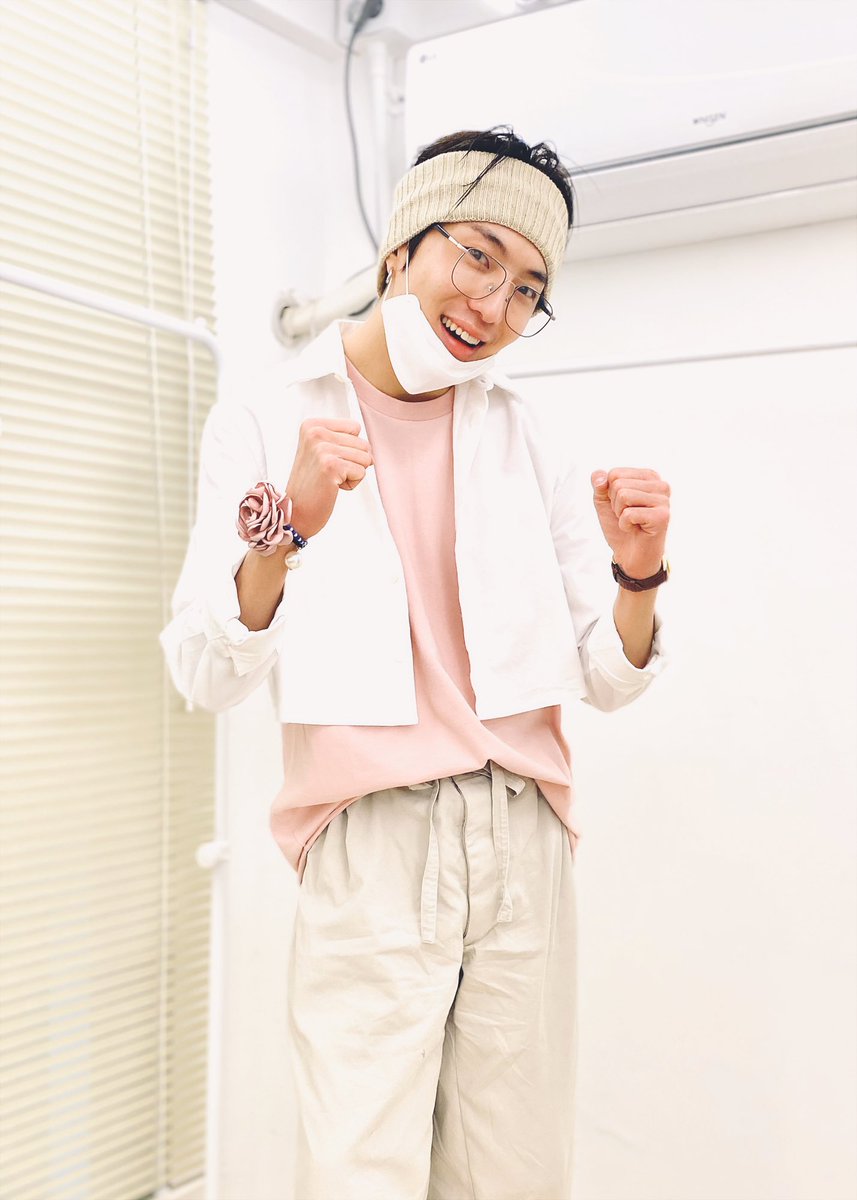 official_yoon_'s tweet photo. 웃읍시다/씨익/아자아자 뭐 그런 포즈인 것 같습니다😅🌸 https://t.co/vejgEOpCgz