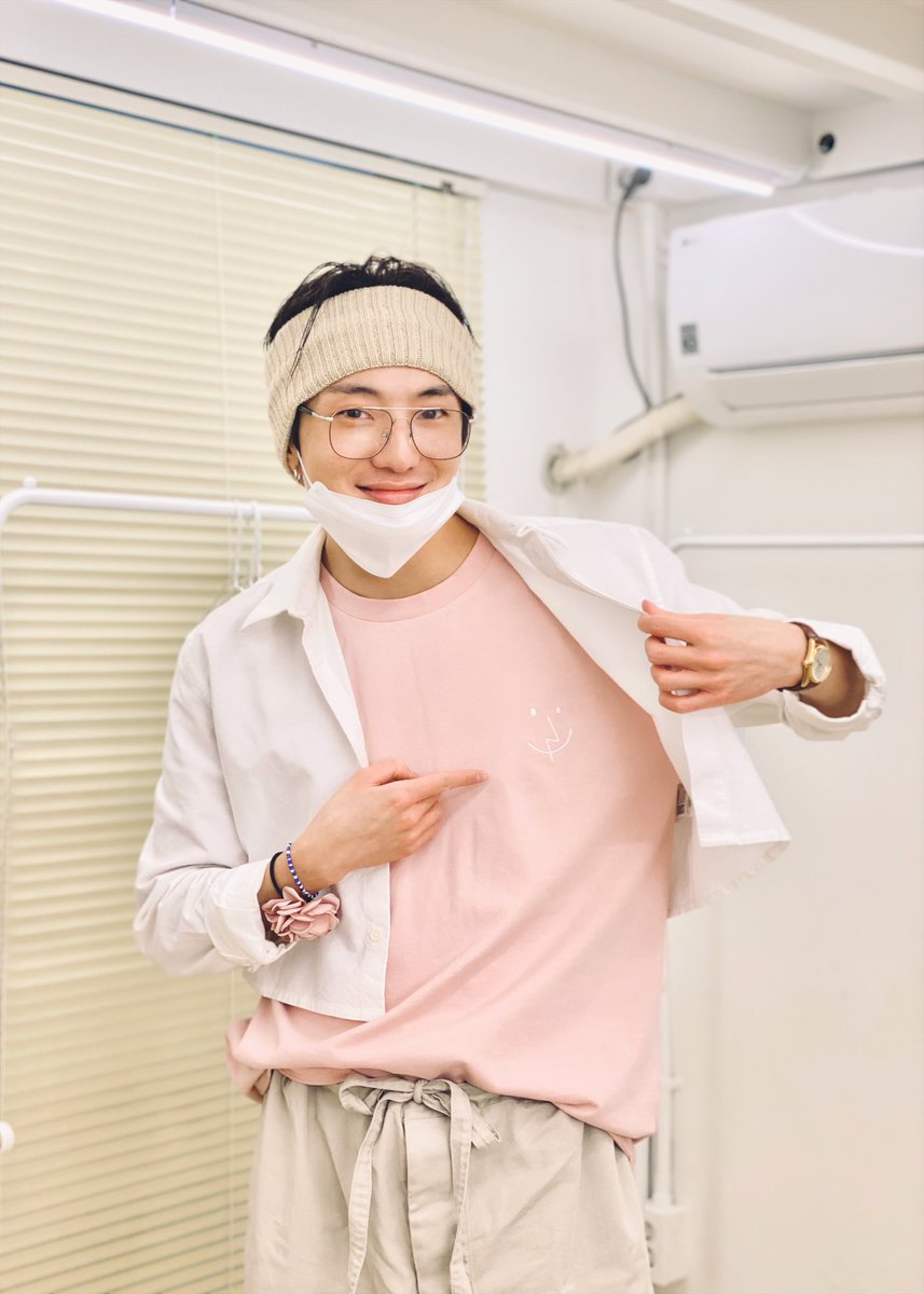 official_yoon_'s tweet photo. 웃읍시다/씨익/아자아자 뭐 그런 포즈인 것 같습니다😅🌸 https://t.co/vejgEOpCgz