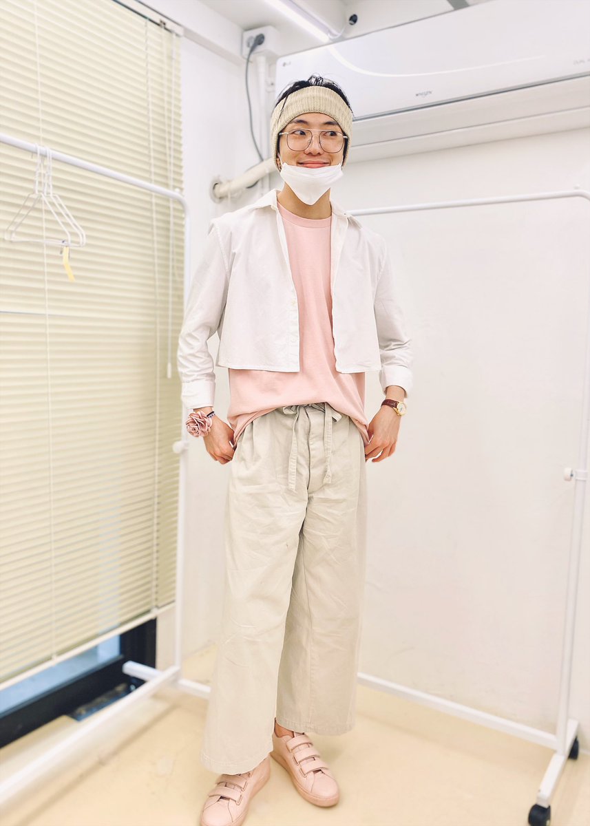 official_yoon_'s tweet photo. 웃읍시다/씨익/아자아자 뭐 그런 포즈인 것 같습니다😅🌸 https://t.co/vejgEOpCgz