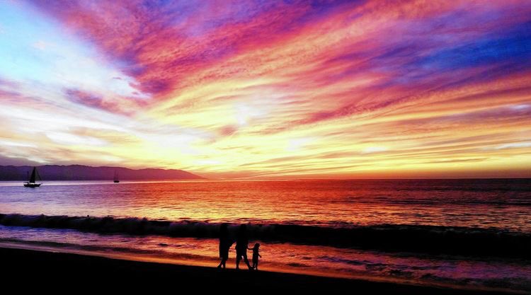 WeShallRise144K's tweet photo. 5th Dimensional Sunset #RadionicShips #RadionicClouds #5D #HeavenlyHost #WatchTheSkies https://t.co/Ir7XaYHJoK https://t.co/TbXg3iGI3e