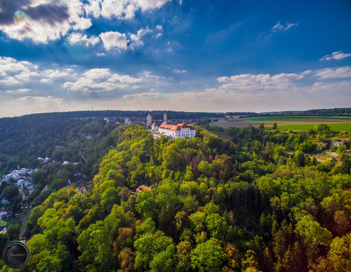 IN_flowmotion's tweet photo. Schloss Hirschberg in Beilngries
:-) #beilngries #schloss #schlösser #deutschland🇩🇪 #bayern #dronephotography #dronecinematography #drone #aerial #bavaria #germany #inflowmotion #luftbildaufnahmen #luftbild #bluesky💙 #clouds #castle https://t.co/bSVAt0UfHQ