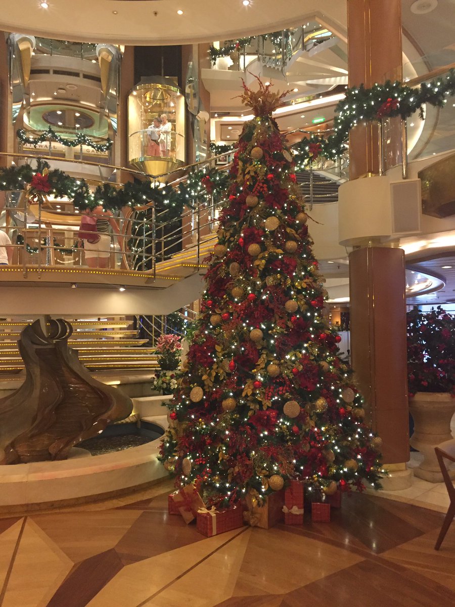 NipperLife's tweet photo. Oceana’s atrium is our favourite, it was beautifully decorated for Christmas last December and then there’s the ceiling. @pandocruises #cruises #Oceana #nipperlife #SaturdayThoughts https://t.co/4V02svyYPZ