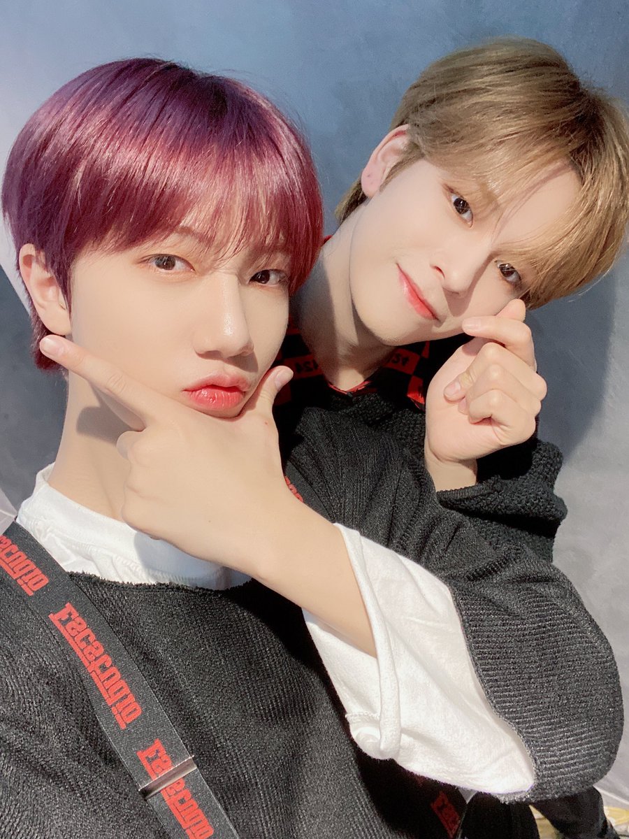 여러부우우운!! 오늘은 비가 오네여ㅠ저는 비를 그렇게 좋아하지 않지만 그래도 뭔가 터닝 포인트인것 같아서 기분이 색달라요!!😝 감성이 올라올것 ㄱr..ㅌ..ㅇ..ㅡ..ㄴ..?ㅋㅋ 암튼 여러분 우산 꼭 쓰고 당기고 감기 조심!! 사랑해영❤️#원진 #세림 #멜빵원진