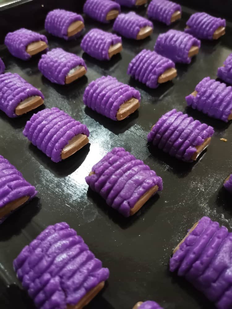 ajatrahmann's tweet photo. Assalamualaikum kawan kawan. Abang &amp; akak ipar saya ada buat 3 jenis kuih raya homemade. Saya dengan rendah hati ingin minta retweet rezeki abang &amp; akak ipar saya supaya dapat bantu kos anak kedua mereka yang bakal lahir tidak lama lagi. https://t.co/suc6pKw34o