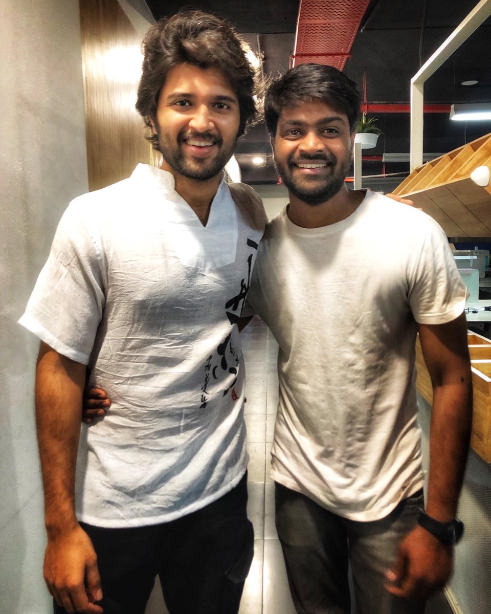 Man who always remembers that where he came from, I wish his simplicity, humbleness, charming smile, stylish looks and his unconditional love towards ppl continues for life long and sending  big hug to you.
Happy Birthday  @TheDeverakonda anna 🤗
#HappyBirthdayVijayDevarakonda