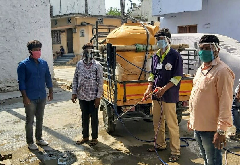 VeerPatilRaikod's tweet photo. Gave #FaceShieldMask for corporation workers who are sanitizing nd working there best to protect every citizen from #Coronavirus ๐
#kalaburagifightscorona
#StayHome #StaySafe #keepSocietyClean https://t.co/b7h73WvD1d