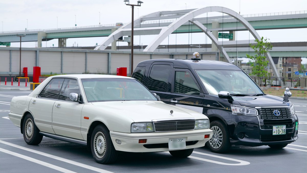 vlchang's tweet image. チョット久々に買物で出掛けたら、出先で #白ナンバー の #初代シーマ との「#ツーショット」が撮れるとは、思いもよりませんでした！

@NihonKotsuKanko #日本交通 #ジャパンタクシー #タクシー #日産・シーマ #タクシーのある風景 #地元 #風景写真 #風景