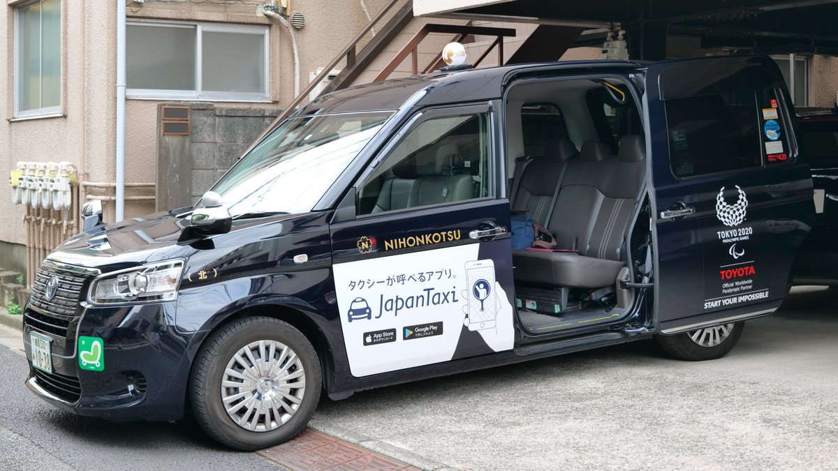 vlchang's tweet image. チョット久々に買物で出掛けたら、出先で #白ナンバー の #初代シーマ との「#ツーショット」が撮れるとは、思いもよりませんでした！

@NihonKotsuKanko #日本交通 #ジャパンタクシー #タクシー #日産・シーマ #タクシーのある風景 #地元 #風景写真 #風景