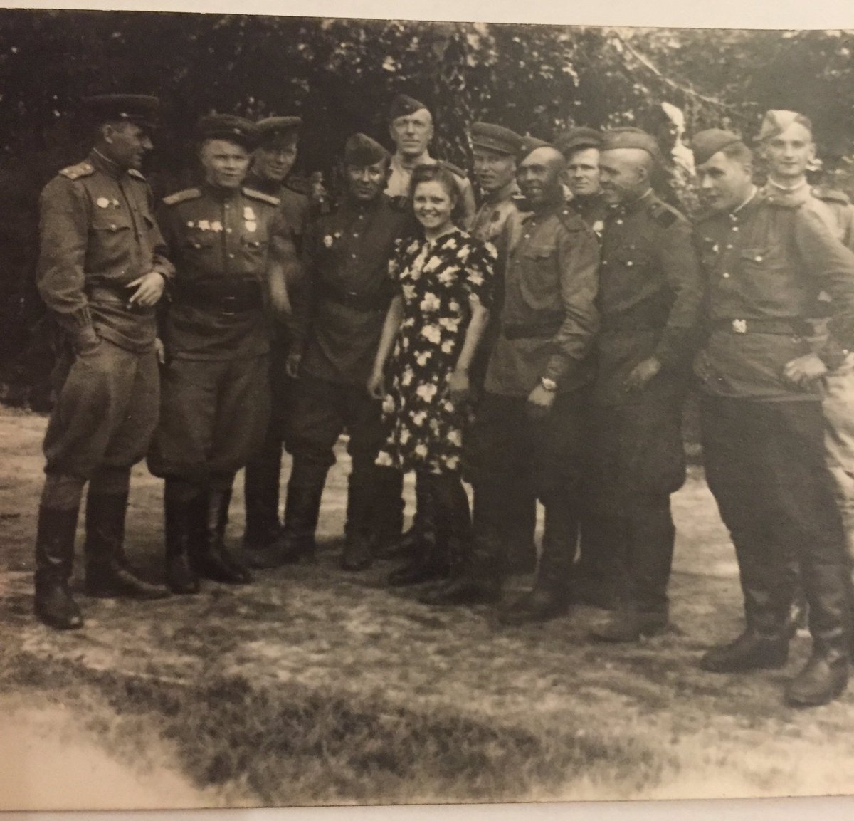 Май 1945 года. На лицах героев радость Победы.