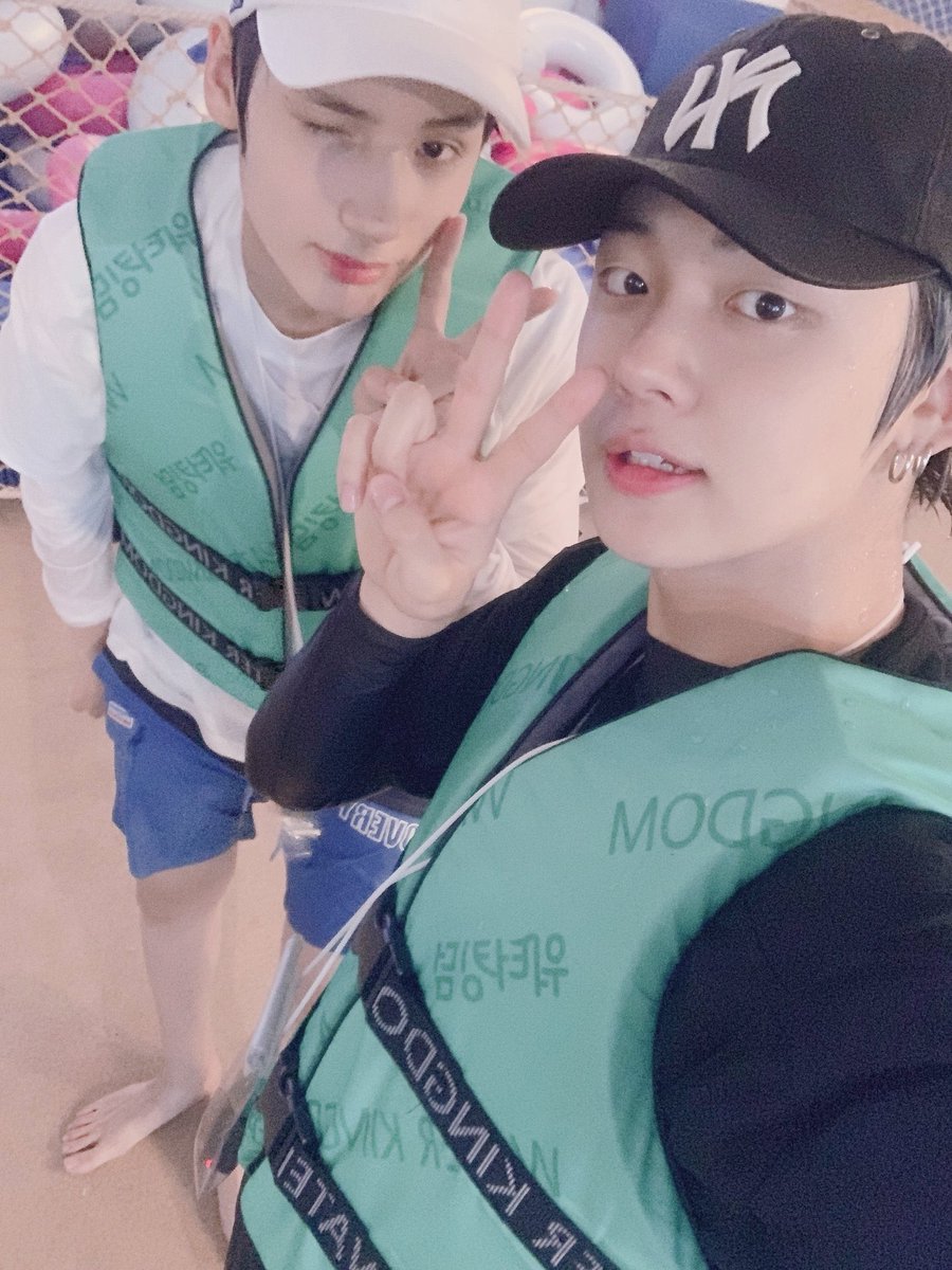 jindogun's tweet photo. 이사진의좋은점말하다가밤샐수있을정도로좋아정말,,,욙준완전훈녀에다가우리후르츠링완전훈남이잖아이게뭘의미허겟냐고 https://t.co/Oqvf0gmqrE