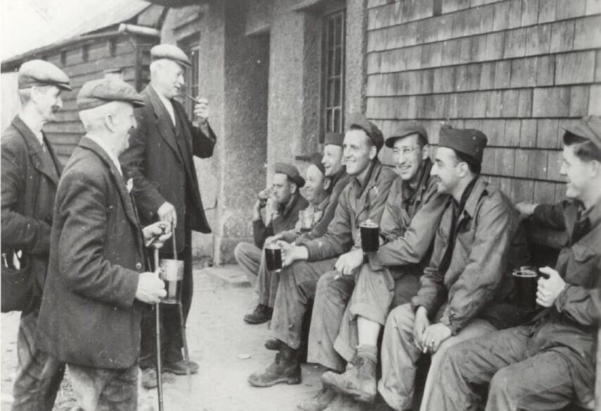 hanslope's tweet image. Brilliant picture of East Anglians meeting Americans from the local air base posted by @friendlyinv_uk