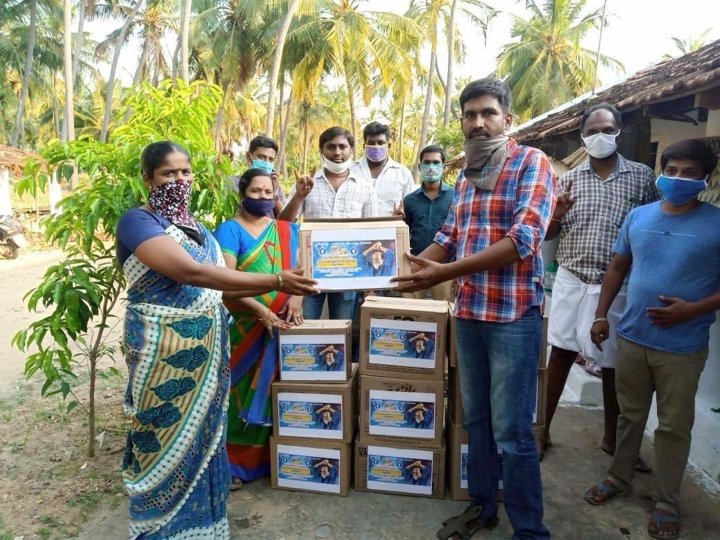 RmmYouthGuild's tweet photo. கோவை மாவட்ட ரஜினி மக்கள் மன்றத்தின் சார்பில் நேற்று அன்னூர் ஒன்றியத்தில் கொரோனா ஊரடங்கால் அன்றாட வாழ்க்கை பாதிக்கப்பட்ட மக்களுக்கு நிவாரணப் பொருட்கள் வழங்கப்பட்டது.

#அறம்_செய்யும்_RMM 
#SocialActivitiesbyRMM 
#RMMforthepeople #RMMYouthGuild https://t.co/cNAFZhIPOd