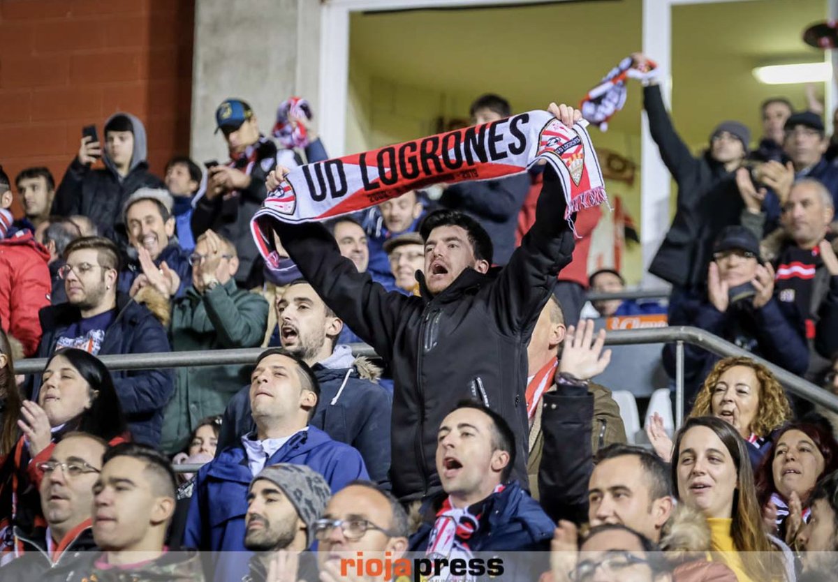 UDLogrones's tweet photo. 👨‍👩‍👧‍👦⚪️🔴 ¡Blanquirrojos! Hay partidos que tienen una intensidad especial, ese gusanillo previo en el estómago... Si se gana (y encima con solvencia), el goce en la grada se multiplica.

3⃣⚽️ J13 (3-0) | "Golpe de autoridad en Las Gaunas, ante el Burgos CF"

📸 @riojapresscom https://t.co/8Hd38cVYaL