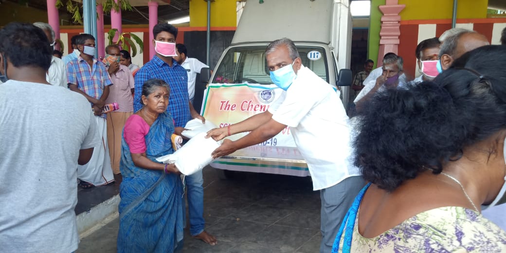 SCMGroups's tweet image. #corona19 #COVID 
@thechennaisilks @sreekumaranthangamaligai
@SCMGroups 
#Puliampatti
09.05.2020 issued rice pack to  150 nos at Puliyampatti 
By 
M.Ganesan,
D.Thirumoorthi