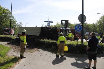 Vrachtwagen kantelt bij Mill, beknelde chauffeur bevrijd door brandweer ..