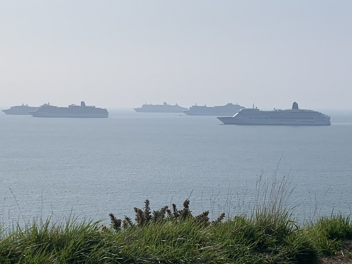 Just the 5 cruise ships 🚢 in Weymouth Bay now - 
RMS Queen Mary 2
P&amp;O Aurora
P&amp;O Arcadia
P&amp;O Ventura
P&amp;O Oceana - just arrived.
#freeparking 
@PaulCliftonBBC <a href="/cunardline/">cunardline</a> <a href="/pandocruises/">P&O Cruises</a>