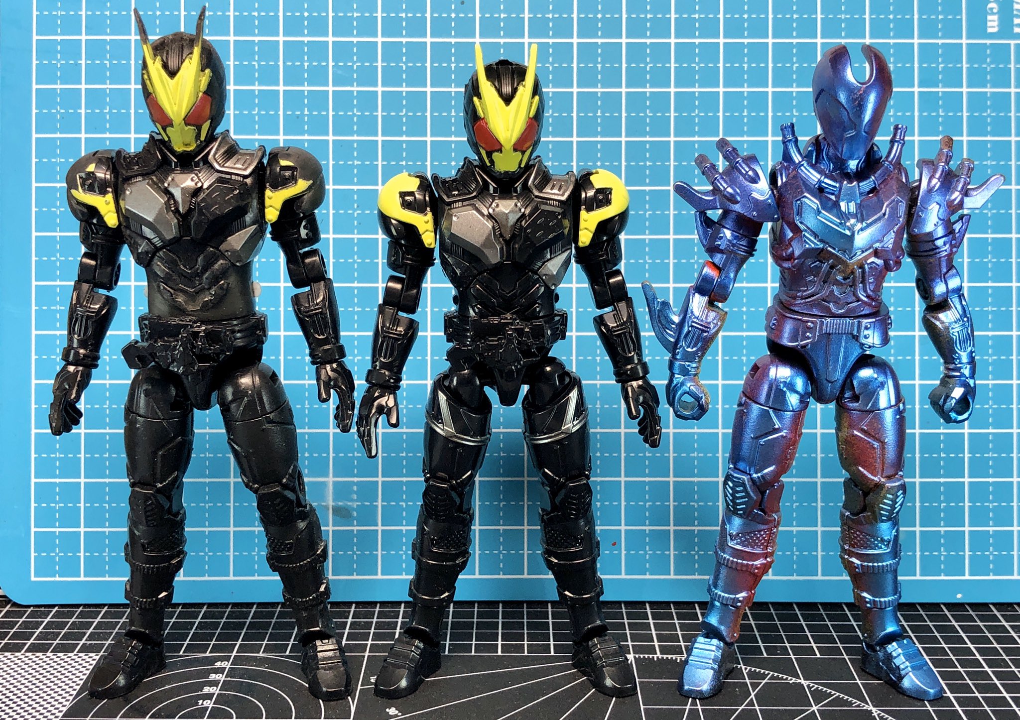 Ari 装動 Ai06 仮面ライダー001 太腿に拘束バンド追加 0 2mmのプラペーパー2mm幅にスジ彫りを3本入れて巻き付けました 側面の処理に悩みましたが装動風解釈ということで 肩アーマーは切削後にヒートガンで温めて前後方向に1mm圧縮しました 装動