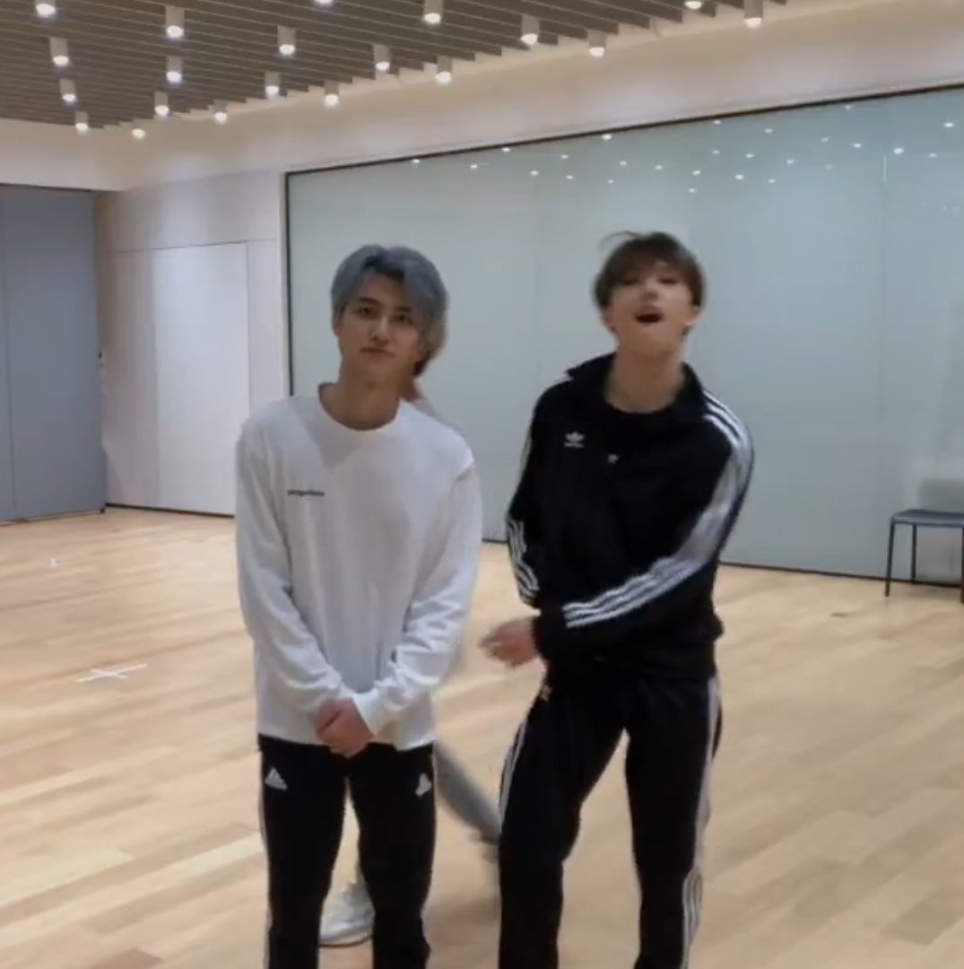 ผมขอโทดแทนน้องชายด้วยนะคับ แกยังเด็ก