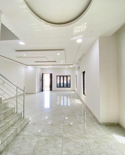 StaunchRealtor's tweet photo. Newly Built 4 Bedroom Terrace Duplex For Sale.

Location: Lekki Phase 1, Lagos

Price: 120m

Features:
- All Rooms Ensuite
- Interlocking
- Swimming Pool
- Gym
- Fitted Air Condition
- Security
- Fully Fitted Kitchen
- Smell Extractor
- Security
- Water Heater

☎ 07046891254 https://t.co/Urb7n1QEGo