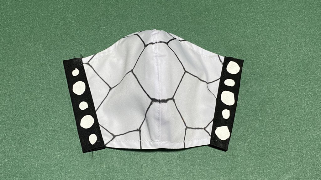 服の作り方と型紙うさこの洋裁工房 鬼滅の刃風マスク二個目できました 今リアルタイムで作ってます 生地の裏に布用両面テープを貼るとほつれにくくなるのです だから切りっぱなしで貼ってます