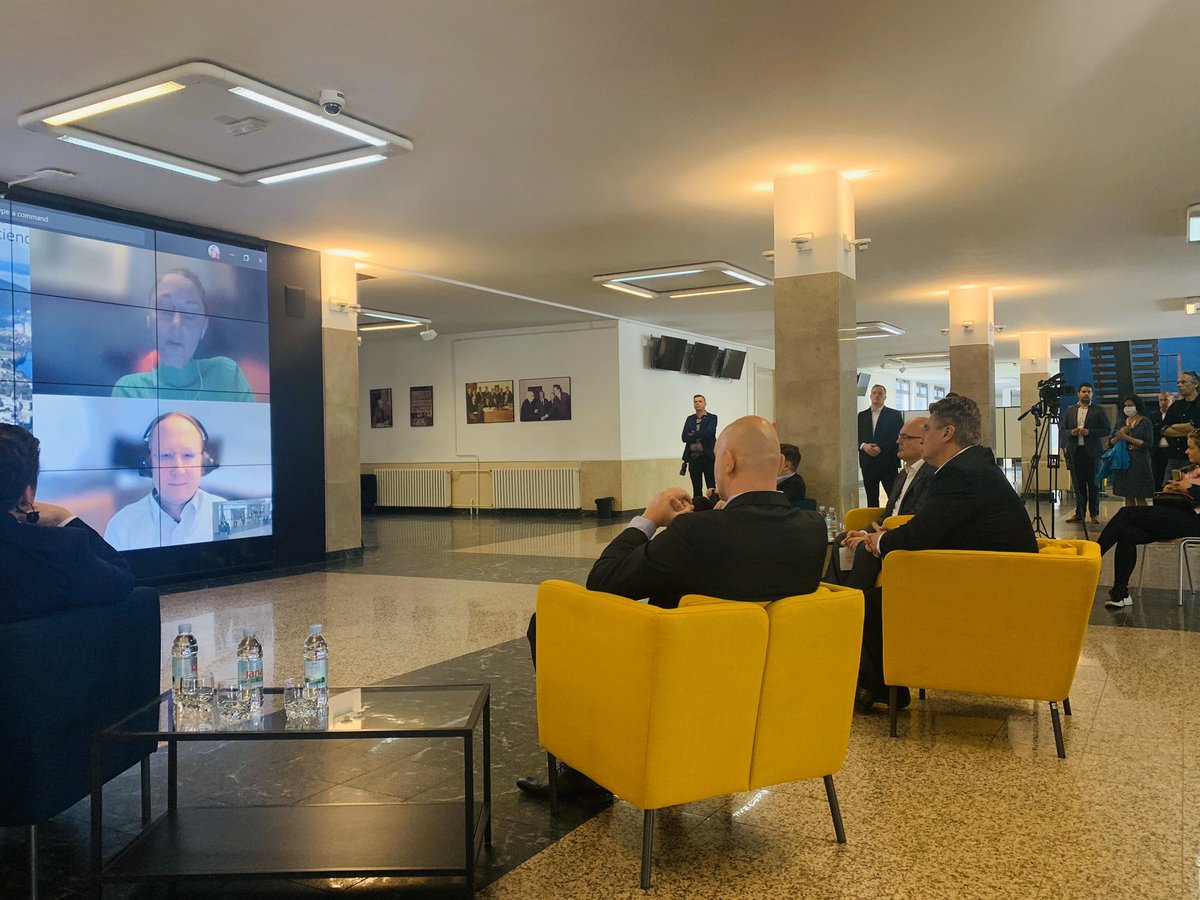 Dan Europe predsjednik Republike provodi na FERu u video-razgovoru sa znanstvenicima iz Njemačke, Švedske i Norveške. Tema su moderne tehnologije, robotika, znanost.. budućnost zapravo! #politikaHR <a href="/SveucilisteZG/">Sveučilište u Zagrebu</a> <a href="/fer_unizg/">Faculty of Electrical Engineering and Computing</a>