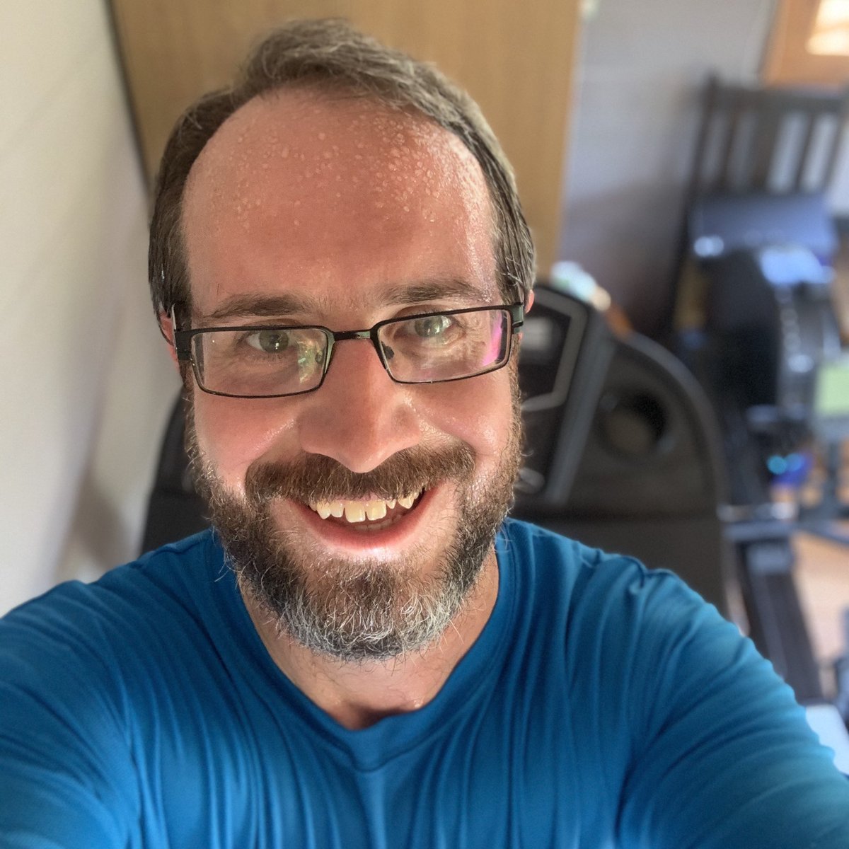 1 hour treadmill session to kickstart the day 🏃‍♂️😀🙌
#runninng #exercisingathome #workout