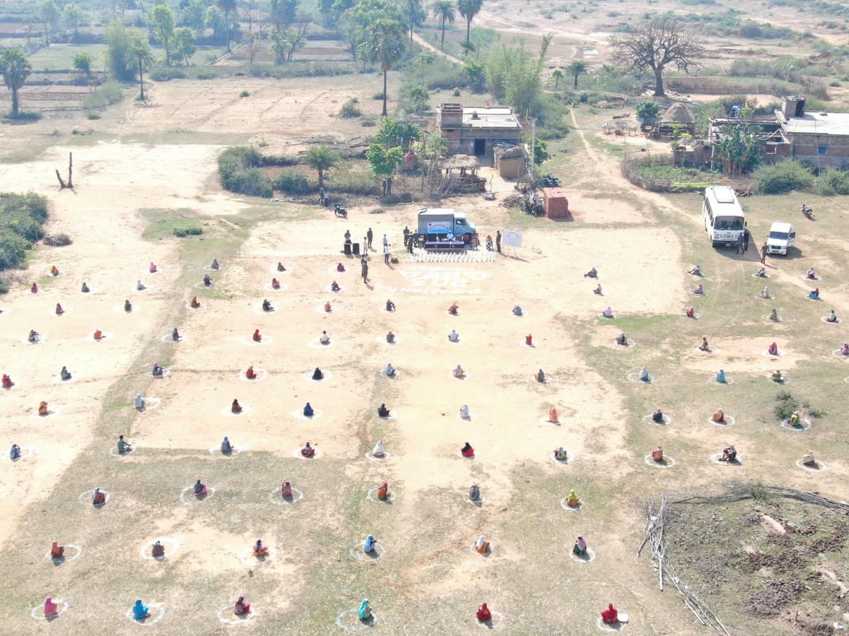 The <a href="/203_CoBRA/">203 CoBRA</a> #CRPF provided facemasks, hand sanitizers, soaps etc. to the locals of Karimati and Madhupur village in Hazaribagh, Jharkhand while upholding the norms of social distancing.
#IndiaFightsCorona 
#CoronaWarriorsIndia