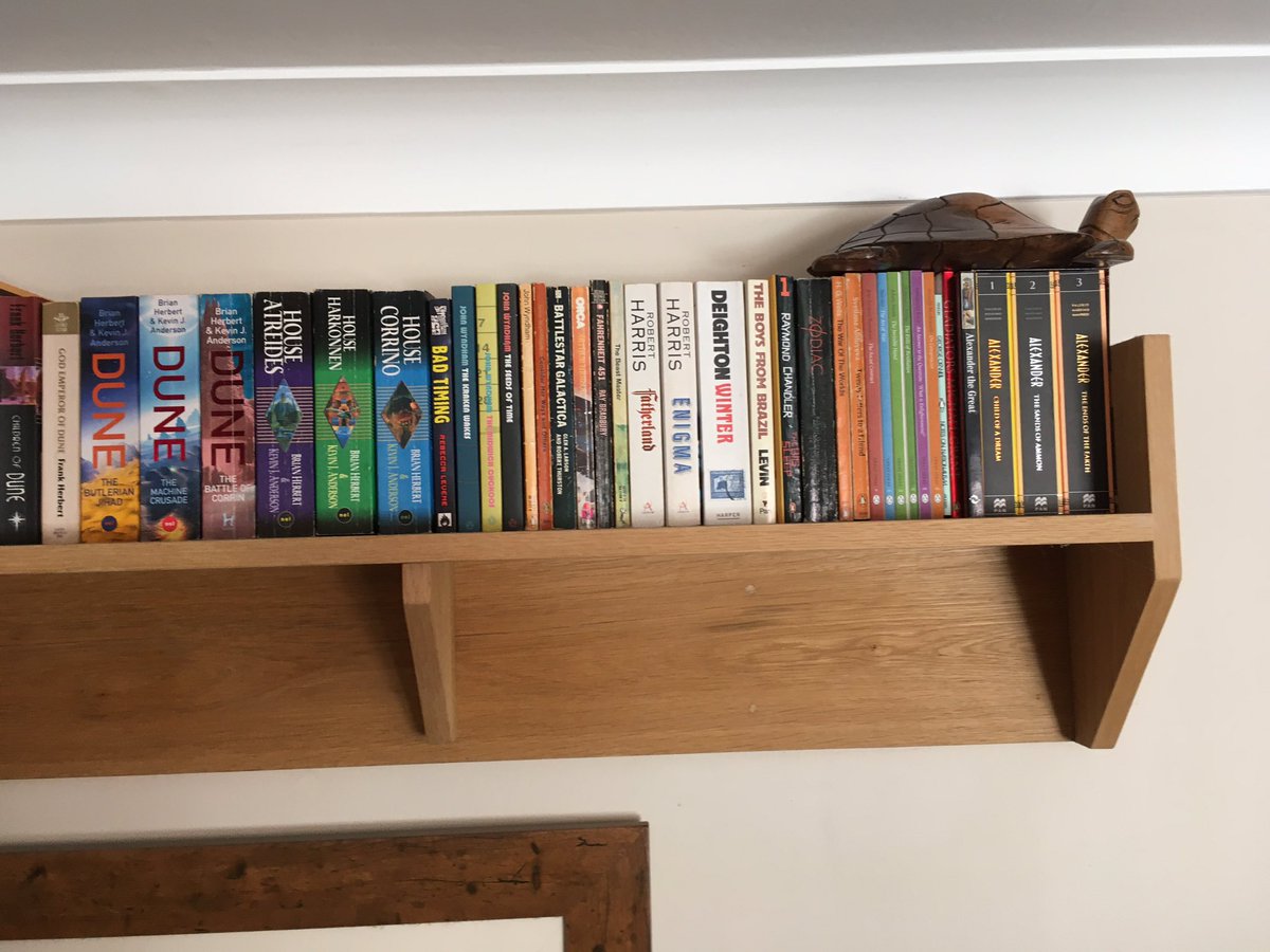 thestrickenland's tweet image. There seemes to be some sort of controversy on here concerning #bookshelves #bookshelfgate Thought I’d throw in my two pennorth...