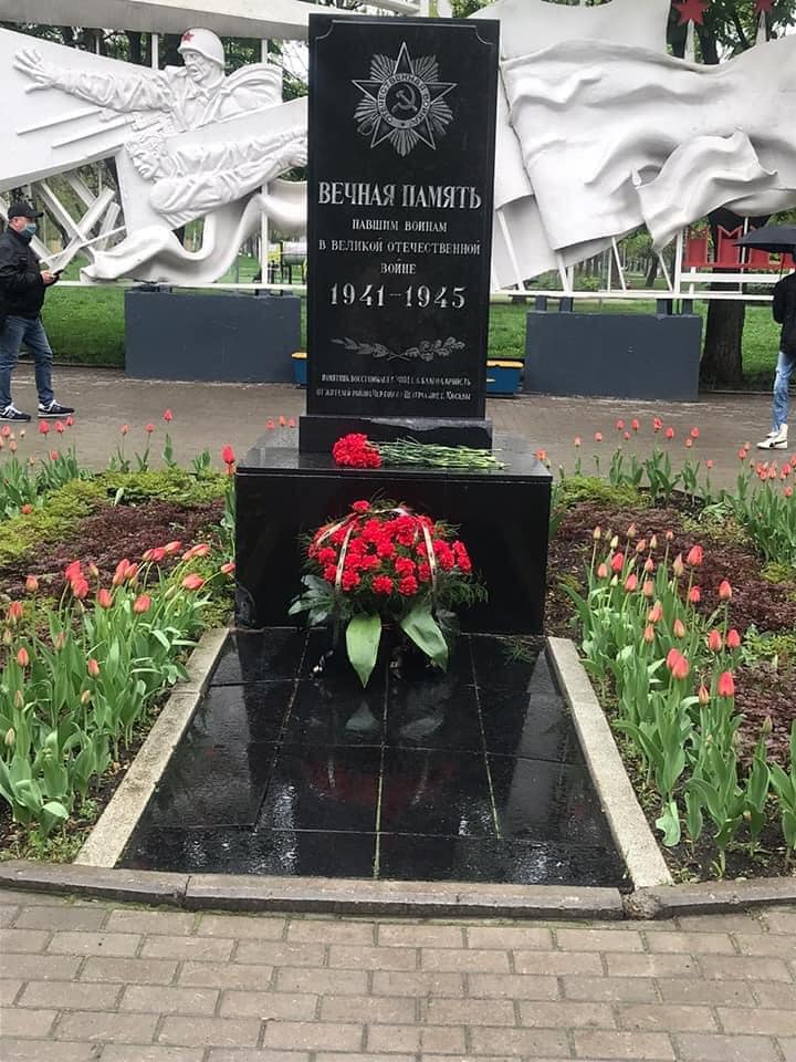 Примите искренние поздравления с Днём Победы! Память о борьбе и Великой Победе над немецко-фашистскими захватчиками и спустя 75 лет объединяет разные поколения нашей Родины, делает нас непобедимыми перед лицом любых испытаний.