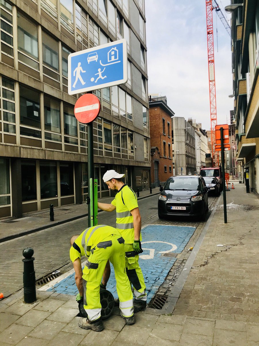 4/ Rund 170 Schilder stellt die Stadt in Brüssels Innenstadt an diesem Wochenende auf, um die neue Hoheit für Fahrradfahrer und Fußgänger zu markieren. Viele Straßen wurden von zwei auf eine Fahrspur für Autos reduziert, um Platz für viele Kilometer neuer Radwege zu machen.