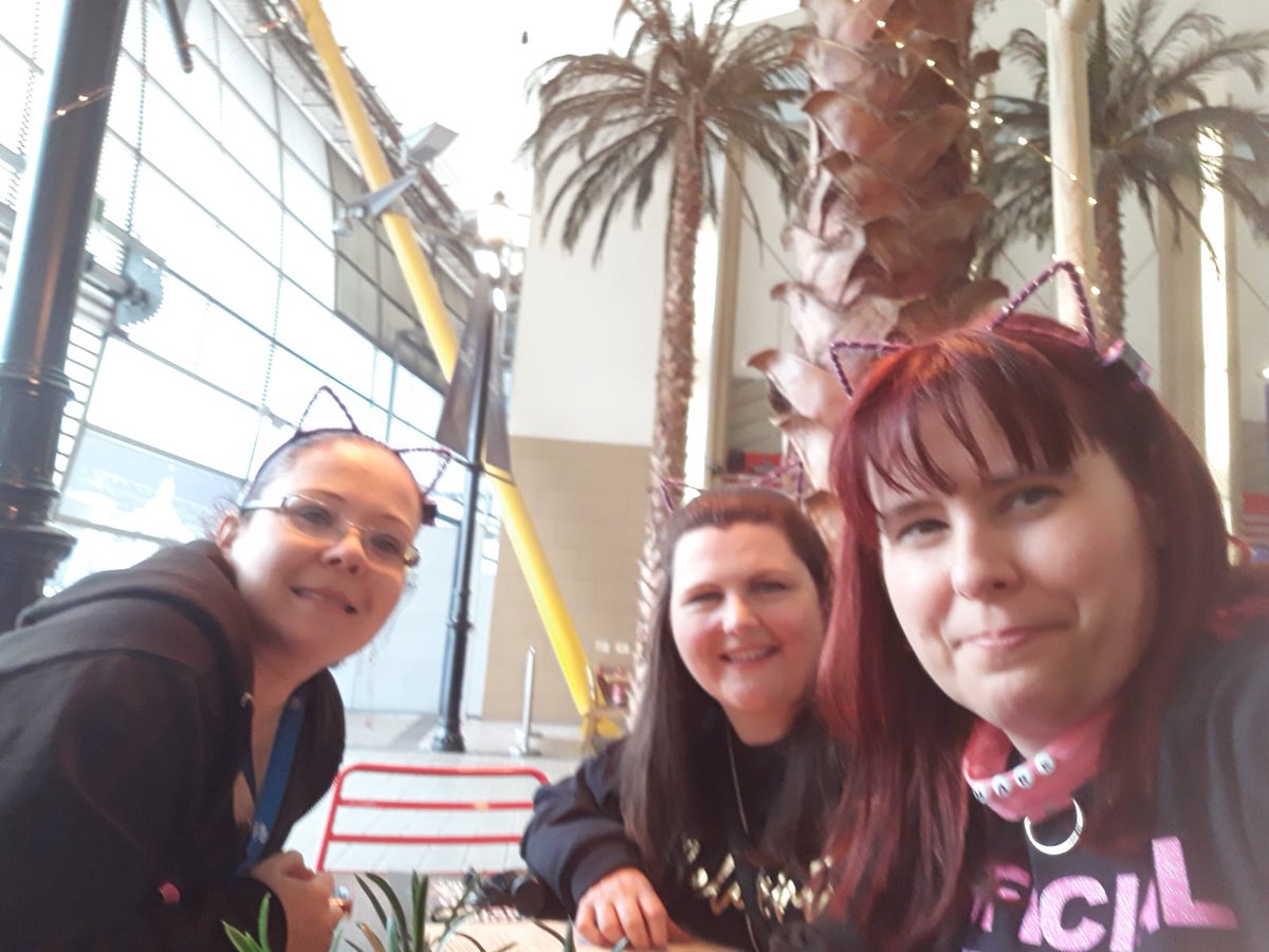 ScotGalJMc's tweet photo. Happy Anniversary ladies what an amazing couple of days living our best life 💜 with @OfficialMarkO @HowardDonald @GaryBarlow #London2019 #OdesseyLive 💃🎶💞🍹🎉 @SamanthaE151617 @nikkihubbard999 @cary_eddy @Maria_M80 @lovesgarybarlow @Circus_Jo @EmiSargent #TT4Ever https://t.co/aUVvHaI7QU